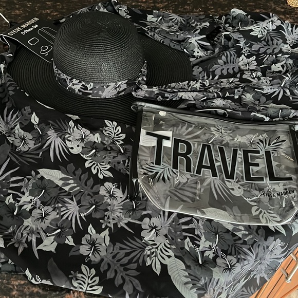 Steve Madden Three-Piece Travel Set OS Ruana Hat Travel Bag - Picture 11 of 15